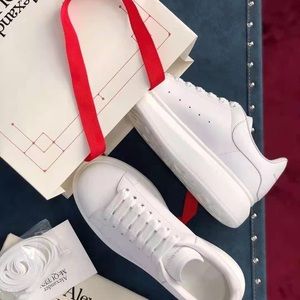 Men's pure white shoes in spring and summer